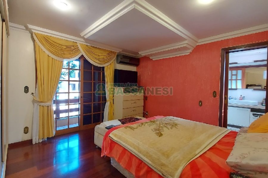 Casa com 405m², 3 dormitórios, 2 vagas, no bairro Rio Branco em Caxias do Sul para Comprar