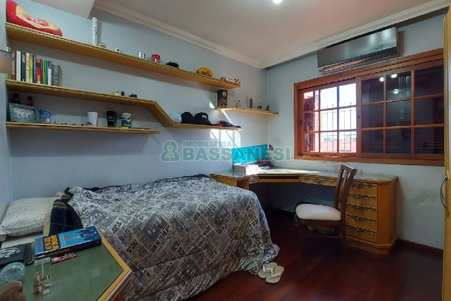 Casa com 405m², 3 dormitórios, 2 vagas, no bairro Rio Branco em Caxias do Sul para Comprar