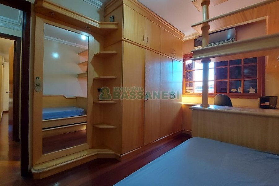 Casa com 405m², 3 dormitórios, 2 vagas, no bairro Rio Branco em Caxias do Sul para Comprar