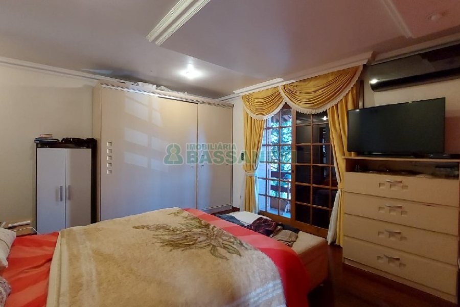 Casa com 405m², 3 dormitórios, 2 vagas, no bairro Rio Branco em Caxias do Sul para Comprar