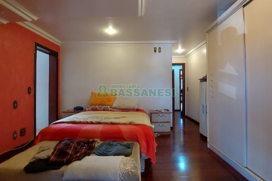 Casa com 405m², 3 dormitórios, 2 vagas, no bairro Rio Branco em Caxias do Sul para Comprar