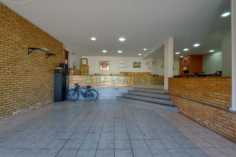 Casa com 405m², 3 dormitórios, 2 vagas, no bairro Rio Branco em Caxias do Sul para Comprar