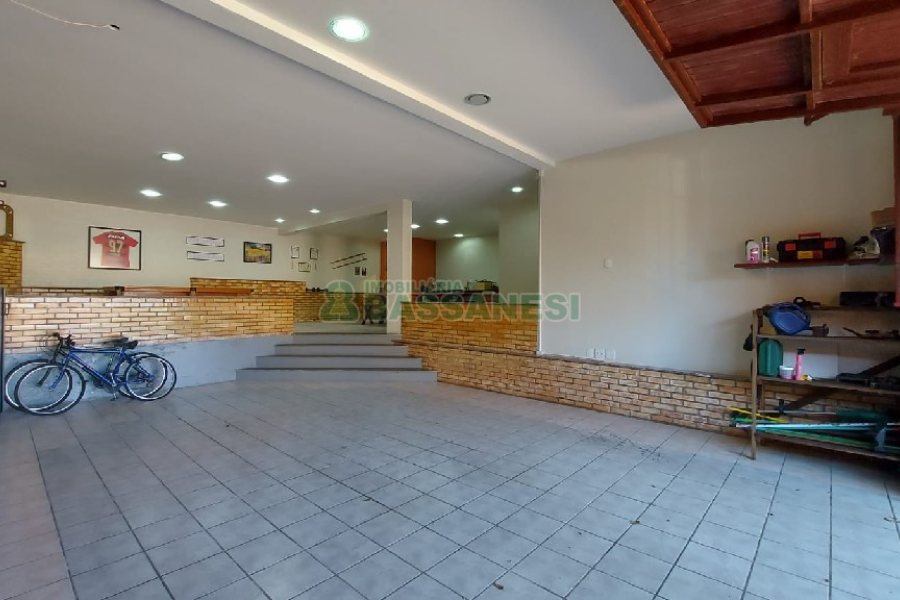 Casa com 405m², 3 dormitórios, 2 vagas, no bairro Rio Branco em Caxias do Sul para Comprar