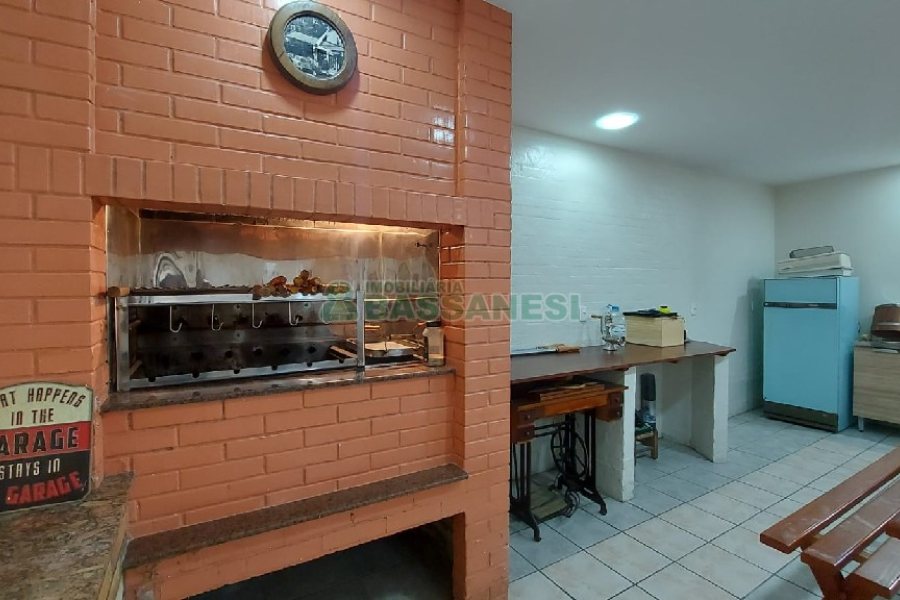 Casa com 405m², 3 dormitórios, 2 vagas, no bairro Rio Branco em Caxias do Sul para Comprar
