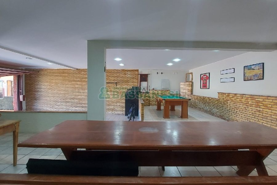 Casa com 405m², 3 dormitórios, 2 vagas, no bairro Rio Branco em Caxias do Sul para Comprar