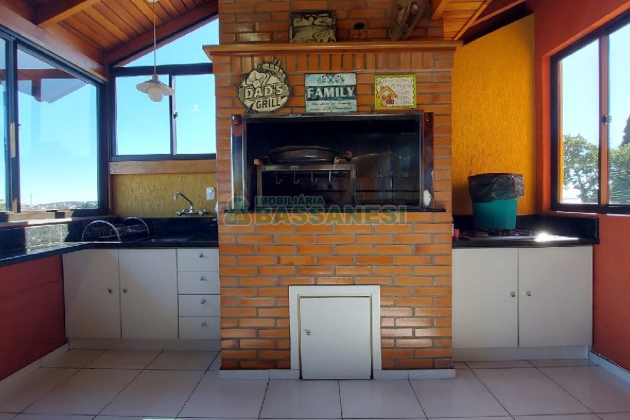 Casa com 405m², 3 dormitórios, 2 vagas, no bairro Rio Branco em Caxias do Sul para Comprar