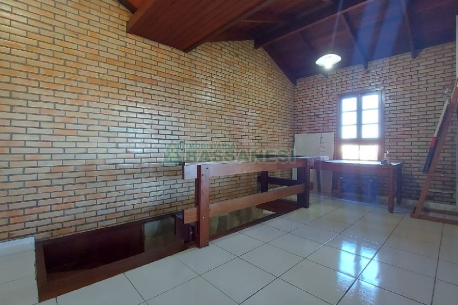 Casa com 405m², 3 dormitórios, 2 vagas, no bairro Rio Branco em Caxias do Sul para Comprar