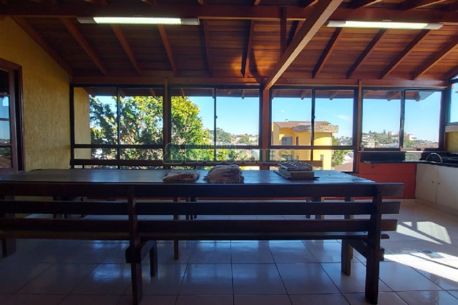 Casa com 405m², 3 dormitórios, 2 vagas, no bairro Rio Branco em Caxias do Sul para Comprar