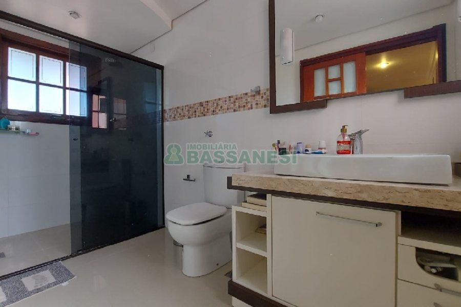 Casa com 405m², 3 dormitórios, 2 vagas, no bairro Rio Branco em Caxias do Sul para Comprar