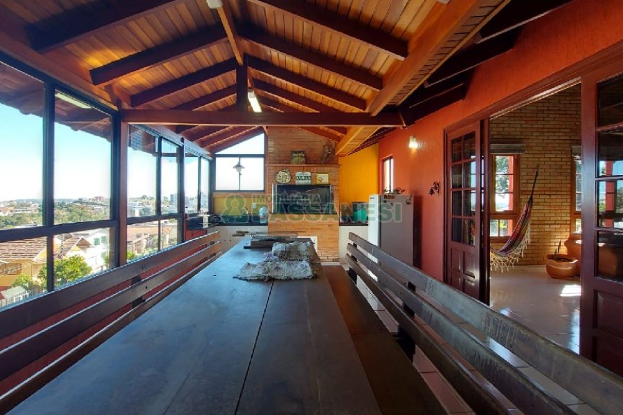 Casa com 405m², 3 dormitórios, 2 vagas, no bairro Rio Branco em Caxias do Sul para Comprar