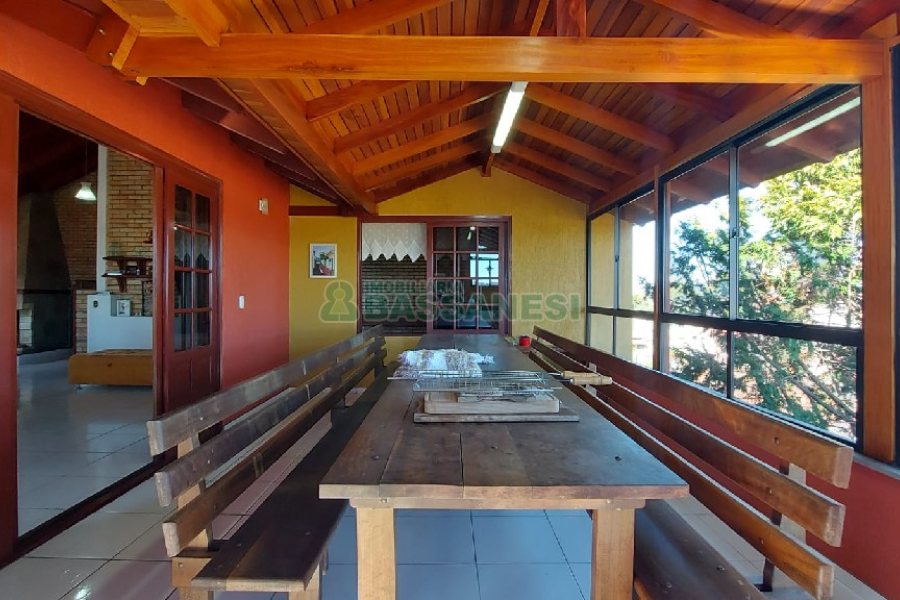 Casa com 405m², 3 dormitórios, 2 vagas, no bairro Rio Branco em Caxias do Sul para Comprar