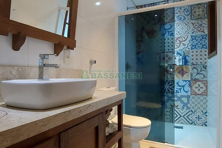 Casa com 405m², 3 dormitórios, 2 vagas, no bairro Rio Branco em Caxias do Sul para Comprar