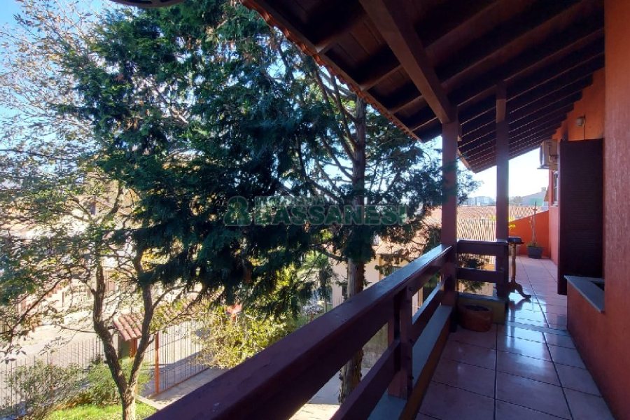 Casa com 405m², 3 dormitórios, 2 vagas, no bairro Rio Branco em Caxias do Sul para Comprar