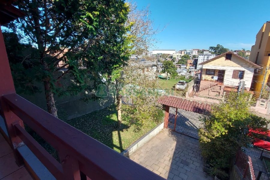 Casa com 405m², 3 dormitórios, 2 vagas, no bairro Rio Branco em Caxias do Sul para Comprar