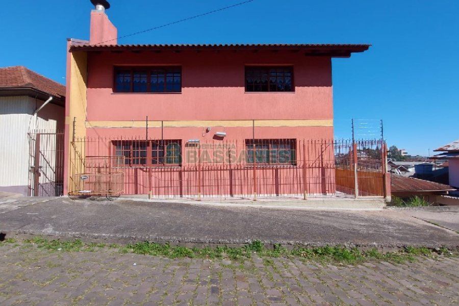 Casa com 405m², 3 dormitórios, 2 vagas, no bairro Rio Branco em Caxias do Sul para Comprar
