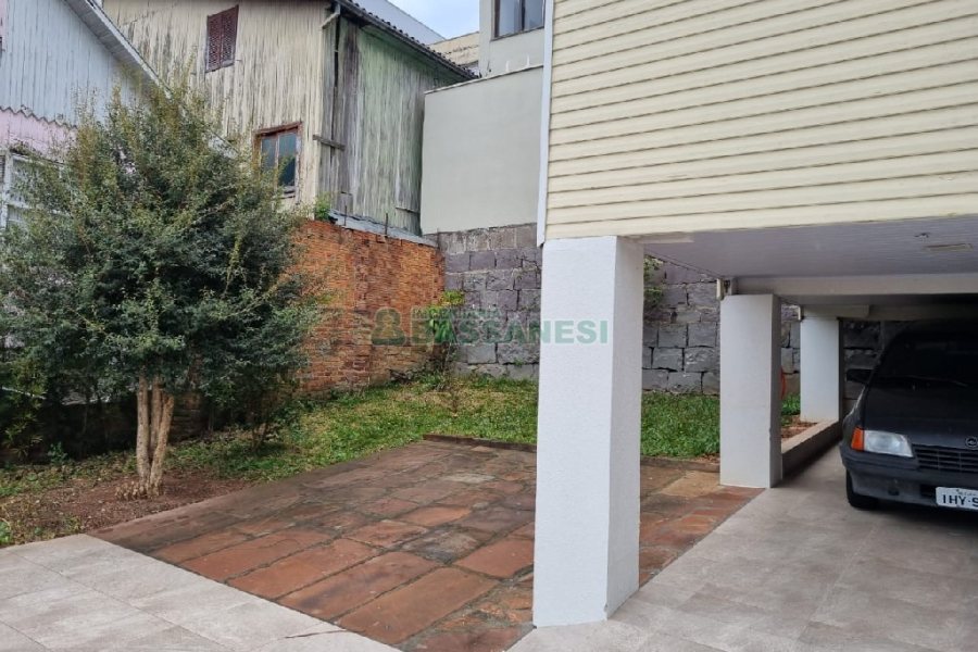 Casa com 130m², 5 dormitórios, 2 vagas, no bairro Centro em Caxias do Sul para Comprar