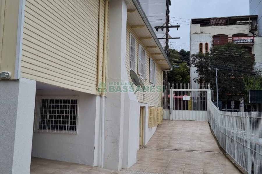 Casa com 130m², 5 dormitórios, 2 vagas, no bairro Centro em Caxias do Sul para Comprar