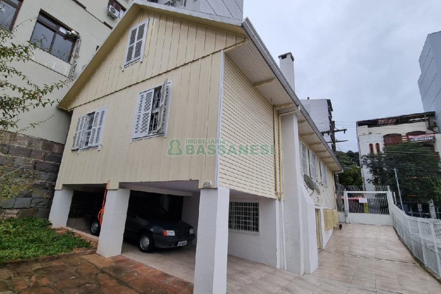 Casa com 130m², 5 dormitórios, 2 vagas, no bairro Centro em Caxias do Sul para Comprar