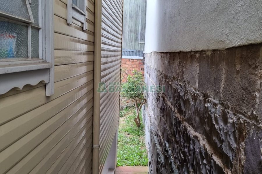 Casa com 130m², 5 dormitórios, 2 vagas, no bairro Centro em Caxias do Sul para Comprar
