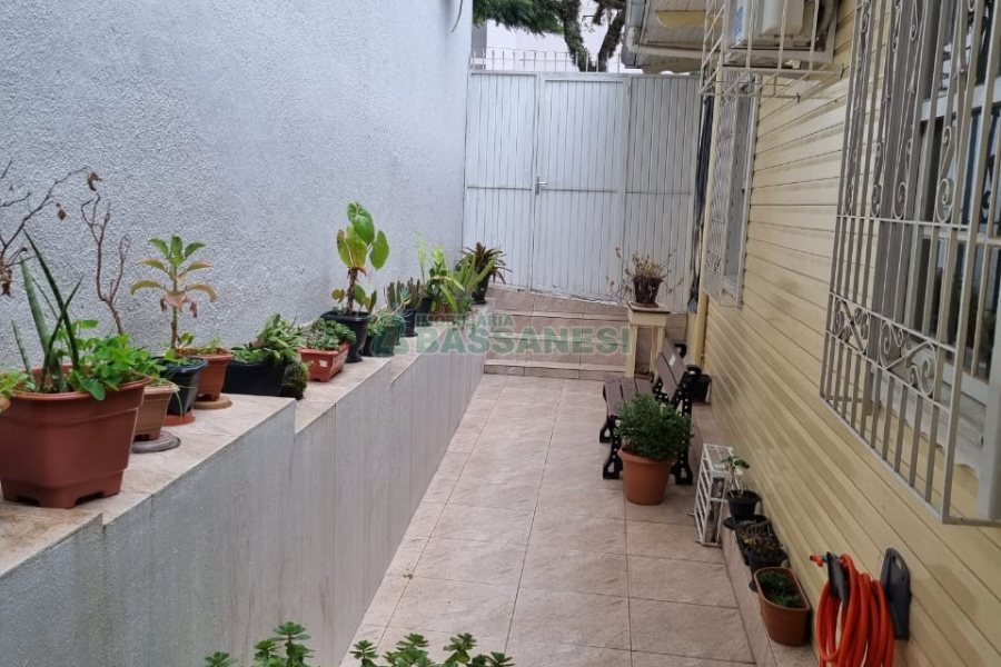 Casa com 130m², 5 dormitórios, 2 vagas, no bairro Centro em Caxias do Sul para Comprar