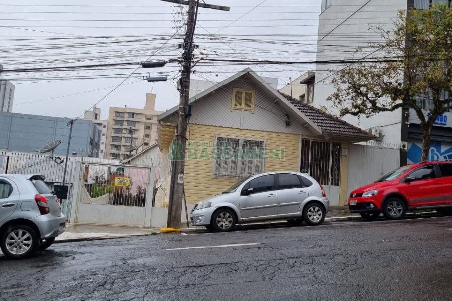 Casa com 130m², 5 dormitórios, 2 vagas, no bairro Centro em Caxias do Sul para Comprar