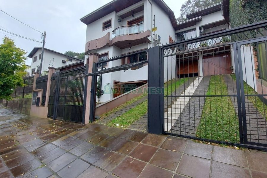 Sobrado com 164m², 3 dormitórios, 2 vagas, no bairro Santa Catarina em Caxias do Sul para Comprar