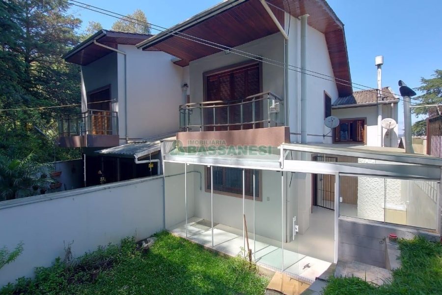 Sobrado com 164m², 3 dormitórios, 2 vagas, no bairro Santa Catarina em Caxias do Sul para Comprar