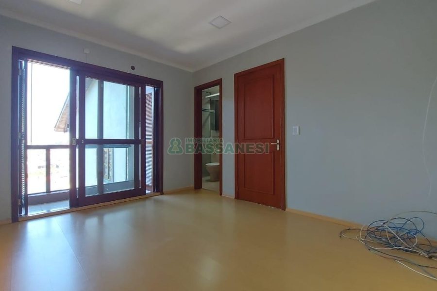 Sobrado com 164m², 3 dormitórios, 2 vagas, no bairro Santa Catarina em Caxias do Sul para Comprar