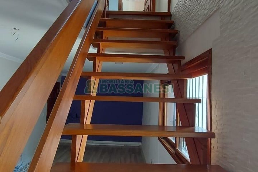 Sobrado com 164m², 3 dormitórios, 2 vagas, no bairro Santa Catarina em Caxias do Sul para Comprar