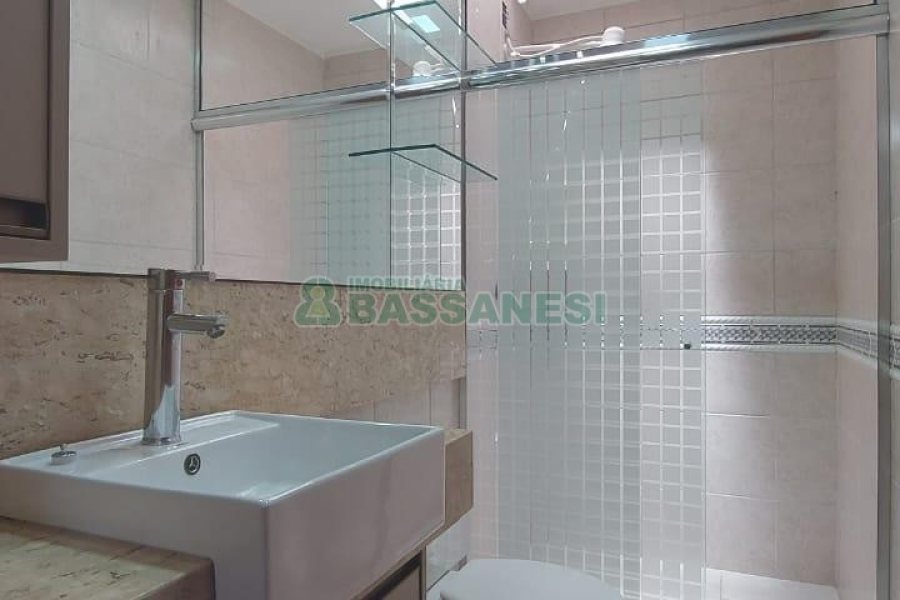 Sobrado com 164m², 3 dormitórios, 2 vagas, no bairro Santa Catarina em Caxias do Sul para Comprar