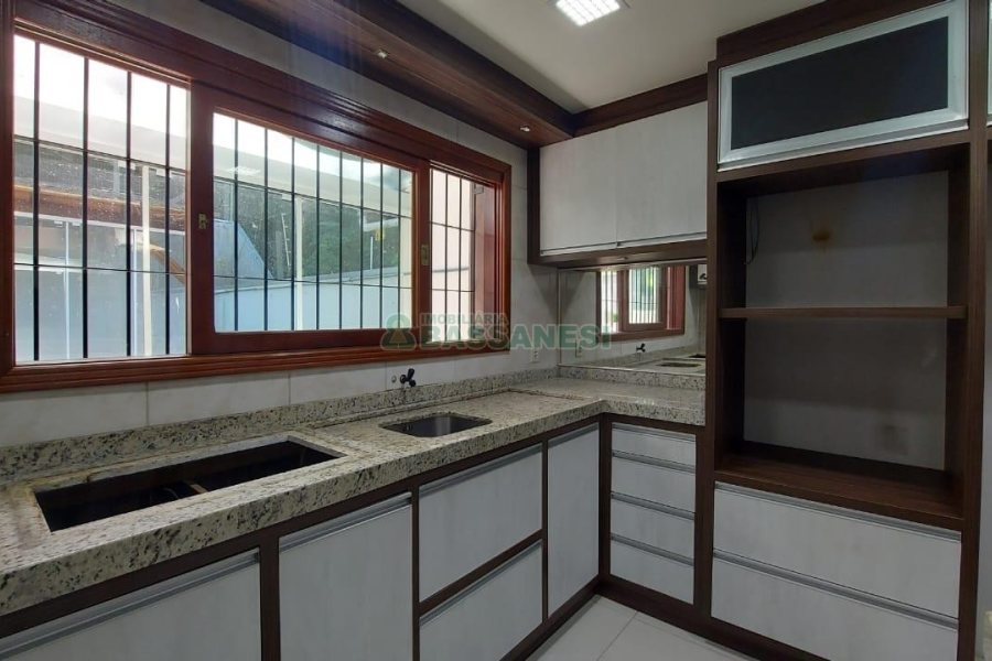 Sobrado com 164m², 3 dormitórios, 2 vagas, no bairro Santa Catarina em Caxias do Sul para Comprar