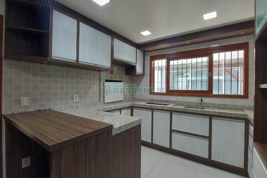 Sobrado com 164m², 3 dormitórios, 2 vagas, no bairro Santa Catarina em Caxias do Sul para Comprar