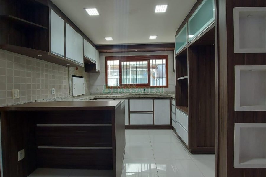 Sobrado com 164m², 3 dormitórios, 2 vagas, no bairro Santa Catarina em Caxias do Sul para Comprar