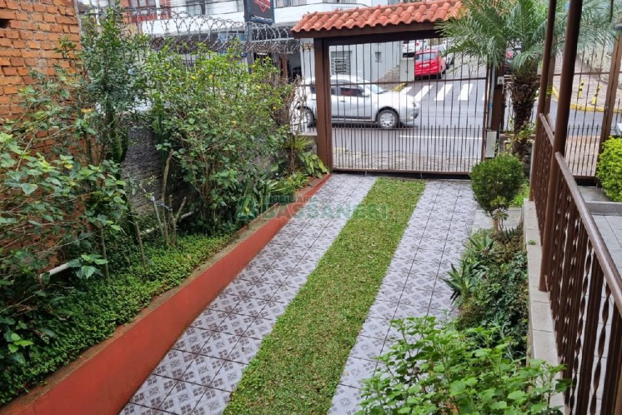 Casa com 130m², 3 dormitórios, 2 vagas, no bairro Cruzeiro em Caxias do Sul para Comprar