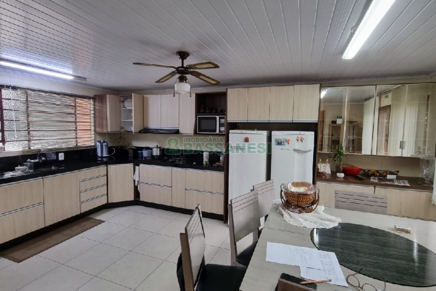 Casa com 130m², 3 dormitórios, 2 vagas, no bairro Cruzeiro em Caxias do Sul para Comprar