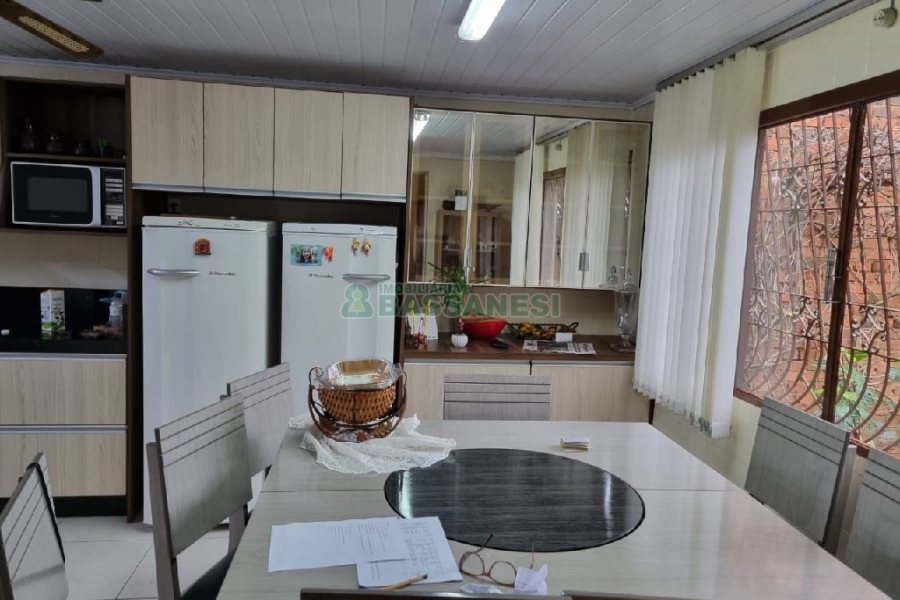 Casa com 130m², 3 dormitórios, 2 vagas, no bairro Cruzeiro em Caxias do Sul para Comprar