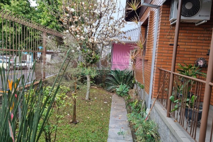 Casa com 130m², 3 dormitórios, 2 vagas, no bairro Cruzeiro em Caxias do Sul para Comprar