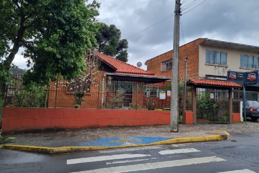 Casa com 130m², 3 dormitórios, 2 vagas, no bairro Cruzeiro em Caxias do Sul para Comprar