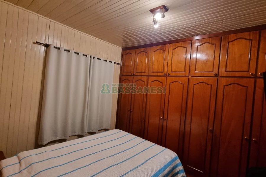 Casa com 130m², 3 dormitórios, 2 vagas, no bairro Cruzeiro em Caxias do Sul para Comprar