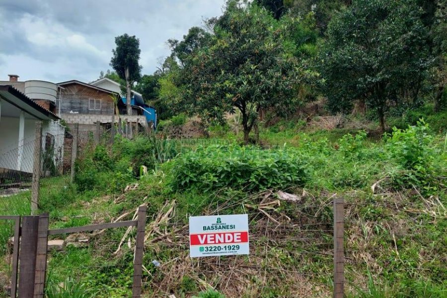 Terreno com 460m², no bairro Charqueadas em Caxias do Sul para Comprar