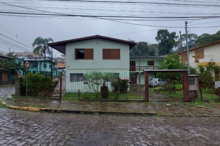 Casa com 189m², 7 dormitórios, 3 vagas, no bairro São Cristóvão em Caxias do Sul para Comprar