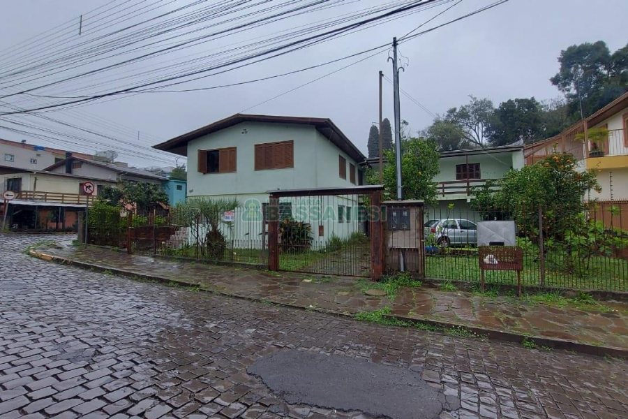 Casa com 189m², 7 dormitórios, 3 vagas, no bairro São Cristóvão em Caxias do Sul para Comprar