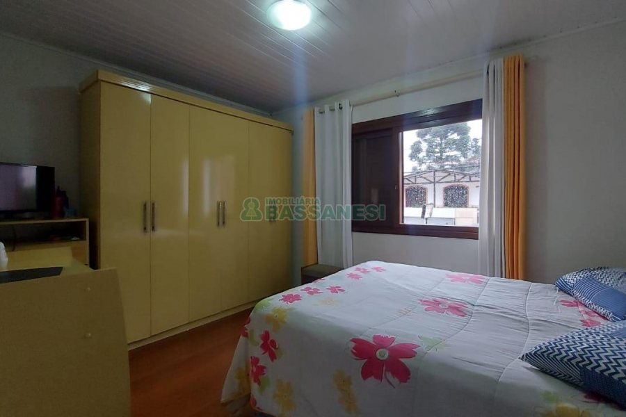 Casa com 189m², 7 dormitórios, 3 vagas, no bairro São Cristóvão em Caxias do Sul para Comprar