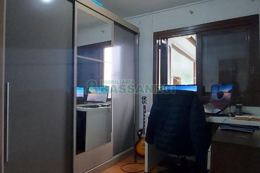 Casa com 189m², 7 dormitórios, 3 vagas, no bairro São Cristóvão em Caxias do Sul para Comprar