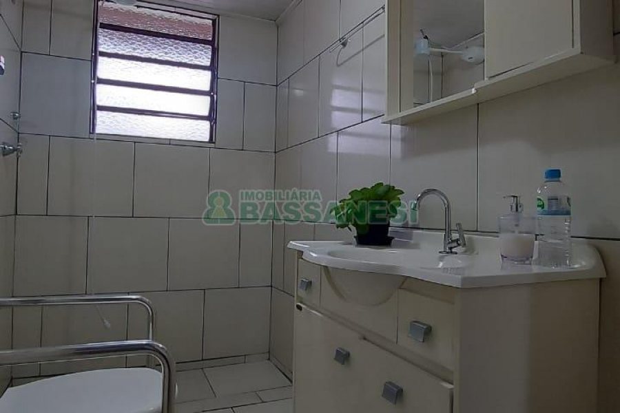 Casa com 189m², 7 dormitórios, 3 vagas, no bairro São Cristóvão em Caxias do Sul para Comprar