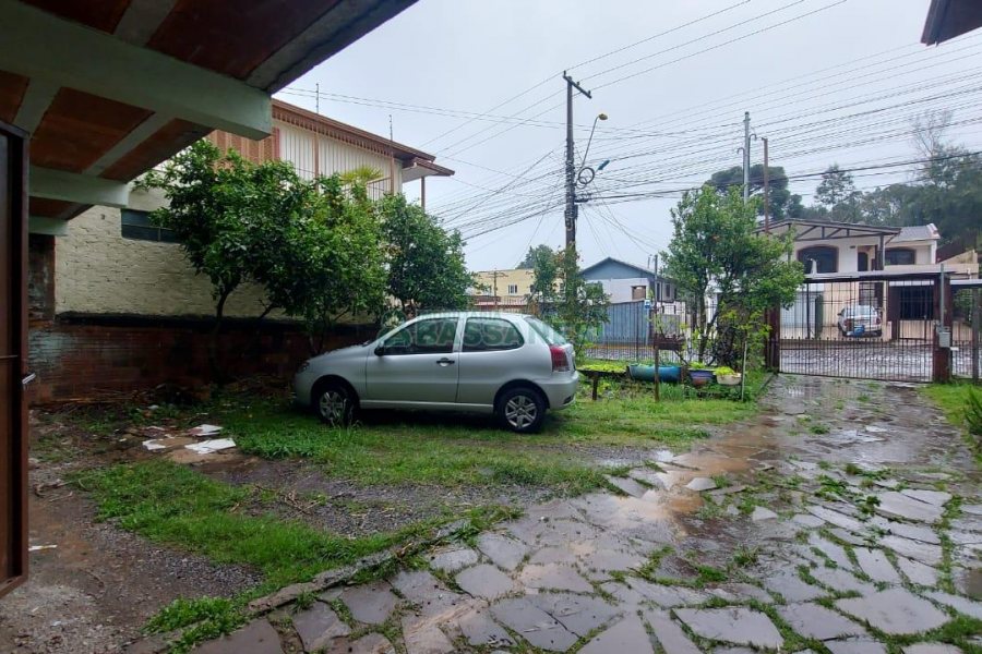 Casa com 189m², 7 dormitórios, 3 vagas, no bairro São Cristóvão em Caxias do Sul para Comprar