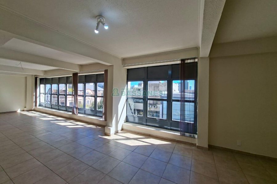 Sala com 104m², no bairro Centro em Caxias do Sul para Alugar ou Comprar