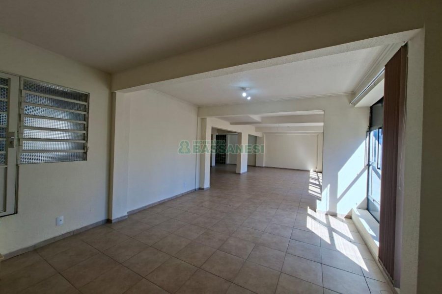 Sala com 104m², no bairro Centro em Caxias do Sul para Alugar ou Comprar