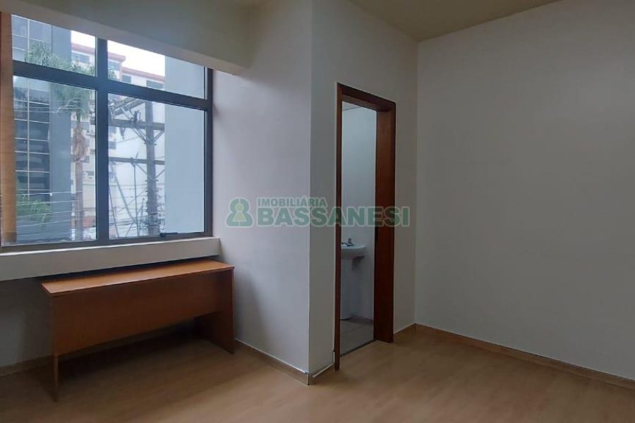 Sala com 64m², 1 vaga, no bairro Centro em Caxias do Sul para Alugar ou Comprar