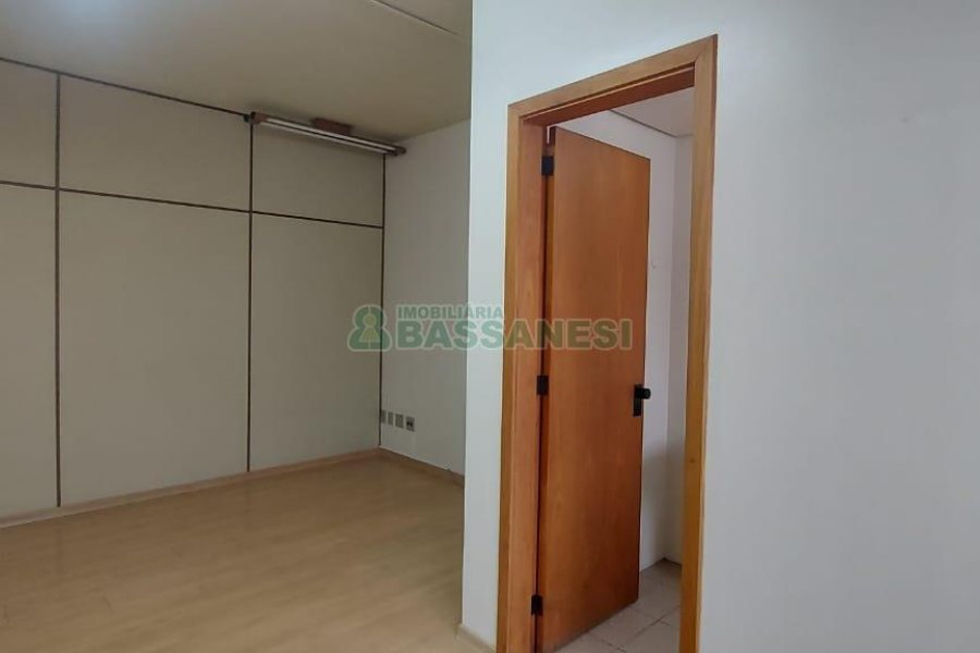 Sala com 64m², 1 vaga, no bairro Centro em Caxias do Sul para Alugar ou Comprar